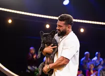 Incident neprevăzut la Stand-Up Revolution Celebrity. Câinele lui Dorian Popa l-a mușcat pe Șerban Copoț. „Îmi sun avocatul”