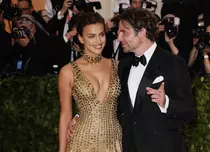 O nouă dovadă că Irina Shayk și Bradley Cooper s-au împăcat! Gesturile intime surprinse de paparazzi