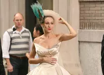 Sarah Jessica Parker, din nou în rochia de mireasă a lui Carrie Bradshaw. Ținuta a fost reinterpretată pentru sezonul 2 din „And Just Like That”