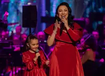 Andra și fiica ei, Eva Măruță, moment special pe scenă. Au cântat împreună, îmbrăcate în rochii superbe