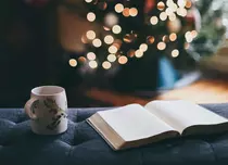 10 cărți perfecte de pus sub bradul de Crăciun. Cadoul ideal pentru pasionații de lectură