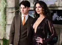 Catherine Zeta Jones, cu un decolteu amețitor pe covorul roșu. Cine este tânărul cu care s-a afișat