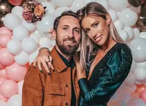 Cum i-a susprins Gabriela Prisăcariu pe Dani Oțil și pe fiul lor lângă bradul de Crăciun. Ținutele lor au atras atenția tuturor