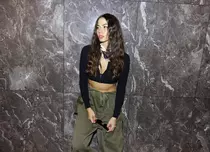 „Între lume și noi”, noul serial al lui Demet Ozdemir, este disponibil la Disney Plus. Poveste, distribuție, trailer