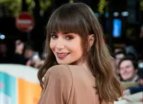 Lily Collins, ravisantă la premiera „Emily in Paris”, sezonul 3. Cine a însoțit-o pe covorul roșu