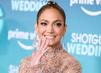 Jennifer Lopez, ravisantă la premiera din Los Angeles a filmului „Shotgun Wedding”. A întors toate privirile cu rochia transparentă aleasă