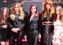 Începe lupta pentru custodia gemenelor Lisei Marie Presley. Cine ar putea avea grijă de fiicele minore