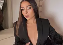 Nicole Cherry, într-un outfit provocator în clipul piesei „Din cauza ta”, alături de Carla’s Dreams