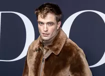 Bărbați în fuste! Robert Pattinson a făcut senzație la Săptămâna Modei de la Paris