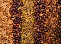 Beneficiile nucilor: de ce este bine să ai arahide, alune, migdale în cămară