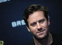 Armie Hammer rupe tăcerea. Ce a pățit în copilărie actorul acuzat de viol și agresiune sexuală. „Aveam 13 ani”