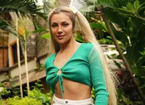 Direct din Bali, din vacanță, Lora lansează videoclipul piesei „Noaptea la 3”