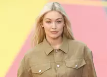 Gigi Hadid, în lacrimi după ce a fost întrebată ce nu știe încă lumea despre ea. Cum reacționează când e surprinsă de paparazzi cu fiica ei