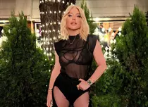 Loredana Groza, cu un decolteu amețitor alături de Mickey Rourke și fiul lui Alain Deloin. Artista filmează alături de cei doi