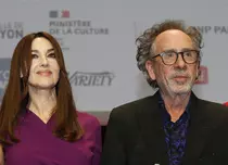 Monica Bellucci și Tim Burton, surprinși în ipostaze romantice. Când a început idila lor
