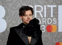 Cine este noua iubită a lui Harry Styles. Au fost surprinși în timp ce se sărutau pasional pe străzile din Tokyo