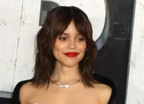 Jenna Ortega, accident vestimentar pe covorul roșu, în Los Angeles. Ce s-a întâmplat cu ținuta actriței