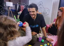 Orlando Bloom, în vizită la un centru de copii din Kiev. Actorul este ambasador al bunăvoinței pentru UNICEF