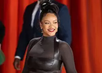 Rihanna a sosit la Premiile Oscar 2023 în tricou și fără pantaloni. Cum a fost surprinsă înainte de a urca pe scenă
