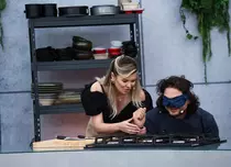 Chefi la cuțite 2023. Ce premiu valoros este pus în joc în lupta pentru amuletă. De ce sunt Chefii legați la ochi