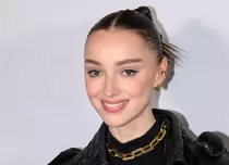 Cine este noul iubit al lui Phoebe Dynevor, actrița din Bridgerton. Au fost surprinși în ipostaze tandre