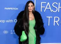 Cum arată Demi Moore în costum de baie la 60 de ani. Cine a însoțit-o pe plajă