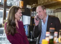 Prințul de Wales, recepționer într-un restaurant indian. William a răspuns la telefon și s-a ocupat de rezervări