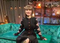 Invitație la un duet pe canapea, cu Alexandra Ungureanu. „Îmi face mare plăcere să descos alţi artişti”. EXCLUSIV