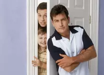 Angus T. Jones a ajuns de nerecunoscut. Cum arată acum Jake Harper din „Doi bărbați și jumătate”