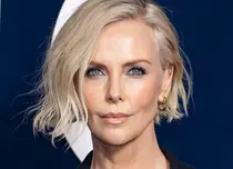 Cine este noul iubit al lui Charlize Theron. Au fost surprinși în ipostaze tandre pe străzile din Los Angeles