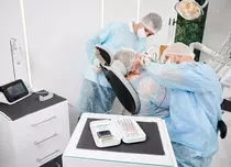 Implantul dentar versus puntea dentară: Ce și cum alegi?