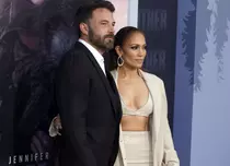 Jennifer Lopez și Ben Affleck, pasionali pe covorul roșu! Cei doi și-au făcut apariția la premiera „The Flash”