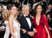 Catherine Zeta-Jones și fiica sa, apariție fabuloasă la Cannes 2023. Michael Douglas, eclipsat de prezența celor două