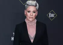 Pink a pozat nud la vârsta de 43 de ani. A fost surprinsă de soțul ei în timp ce făcea „duș în aer liber”