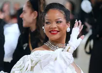 Rihanna, imagini incendiare pe Instagram. Artista a postat mai multe poze în care apare însărcinată, aproape nud