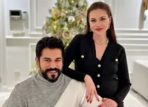 Cum a sărbătorit actorul Burak Özçivit ziua de naștere a soției sale, Fahriye Evcen