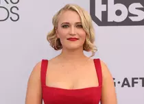 Emily Osment din „Hannah Montana” s-a logodit. Cum arată inelul neobișnuit primit de la iubitul ei