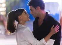 Demet Özdemir s-a întors la Netflix cu Tactici în dragoste 2. Comedia romantică a intrat pe platformă