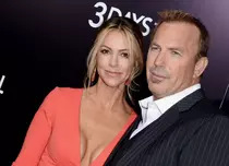 Fosta soție a lui Kevin Costner, surprinsă la plajă în Hawaii. Ce pensie alimentară îi plătește actorul din Yellowstone 