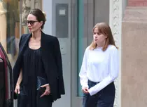 Angelina Jolie a angajat-o pe fiica ei, Vivienne, ca asistentă personală. „Lucrează din greu”