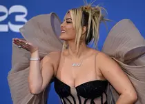 Bebe Rexha a izbucnit în lacrimi pe scenă, după ce a dezvăluit că s-a despărțit de iubit. Ce-i reproșase acesta