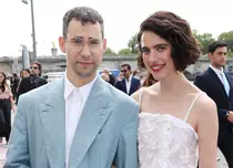 Margaret Qualley și Jack Antonoff s-au căsătorit. Primele imagini de la nuntă