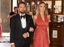 Cât a plătit Roxana Ionescu pentru rochiile purtate la nunta lui Dani Oțil. Nașa a făcut furori cu ținutele alese