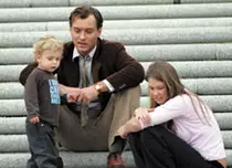 Jude Law, în pat cu dădaca