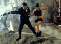 Filme la TV azi, 23 iunie: „Lumea nu e de ajuns”, „Războiul lumilor”, „Invadarea Lumii: Bătălia Los”, „Motanul încălțat 2”
