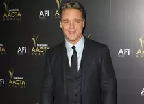 Russell Crowe își ascunde iubitele de fiii săi
