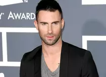 Adam Levine face două nunţi