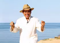 Nea Mărin fugăreşte vedetele pe plajă la Mamaia