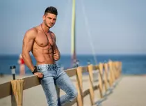 Dorian Popa împlineşte astăzi 25 de ani