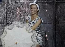 Laura Cosoi, în graţiile lui Nea Mărin la "Serviţi,vă rog"